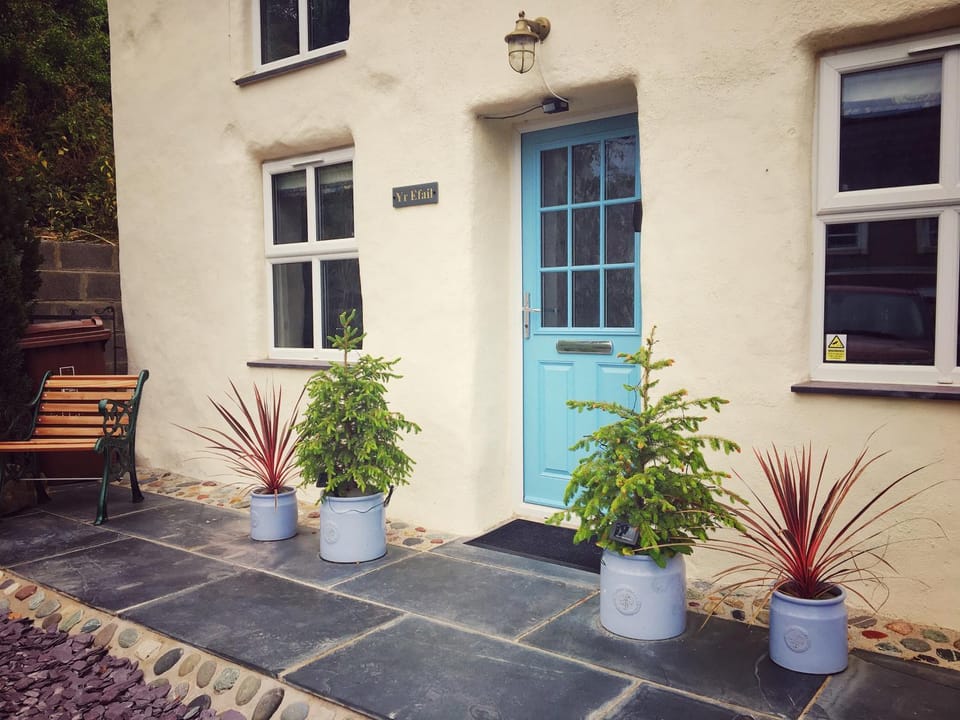 Gorgeous Cottage Near the Sea. Dog Friendly. House in Wales