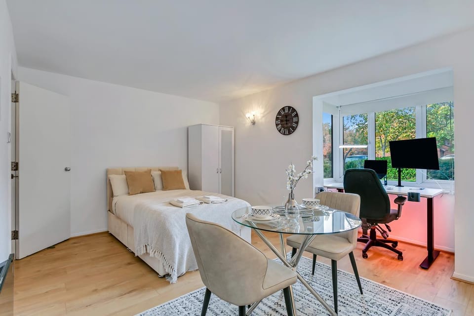 Bed, TV and multimedia, Living room, Photo of the whole room, Dining area, Evening entertainment, Bedroom, hair dresser, towels