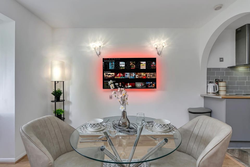 TV and multimedia, Living room, Seating area, Dining area