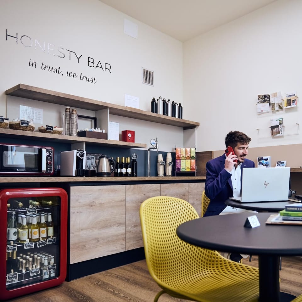 Coffee/tea facilities, Living room, Food and drinks, Drinks