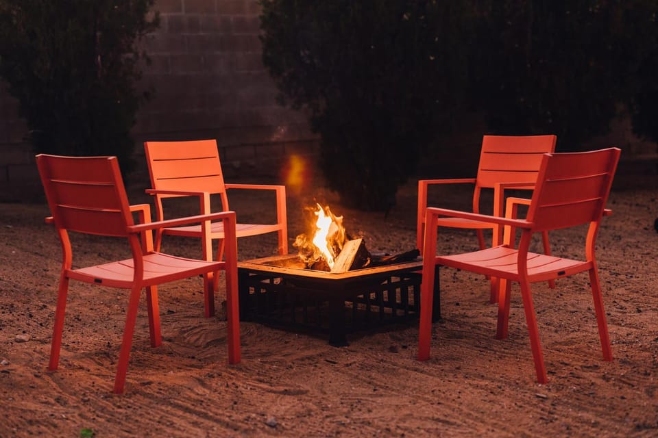 Minutes to JT National Park, Hot Tub & Game Room House in Joshua Tree