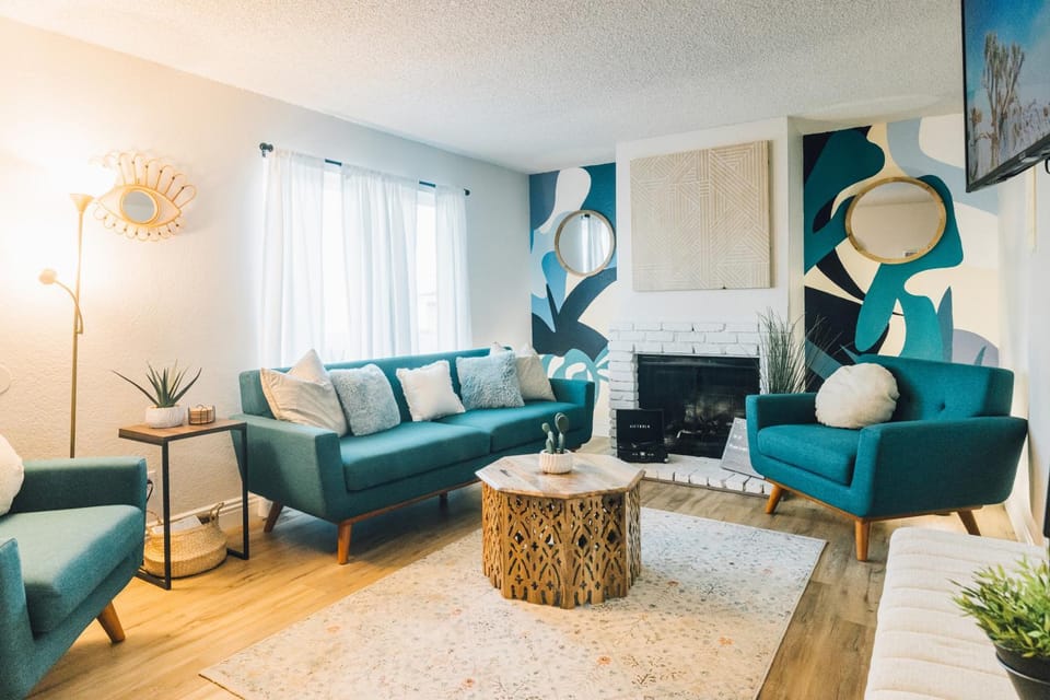 Minutes to JT National Park, Hot Tub & Game Room House in Joshua Tree