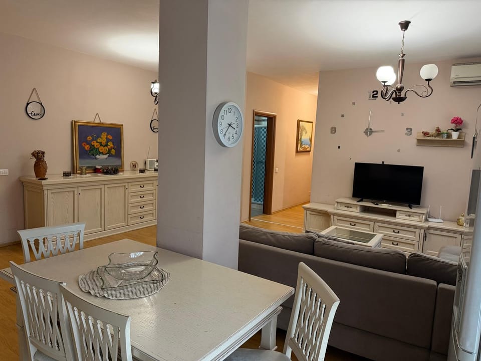 TV and multimedia, Living room, Seating area, Evening entertainment