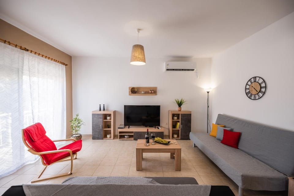 TV and multimedia, Living room, Seating area, Evening entertainment, air conditioner