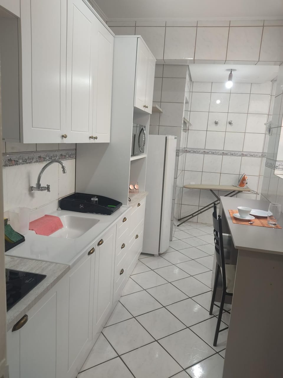 Kitchen or kitchenette, minibar, stove