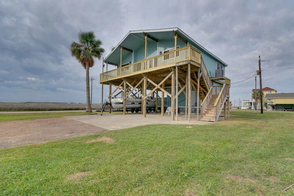Near Boat Ramp: Home w/ Deck & Grill in Freeport House in Alvin