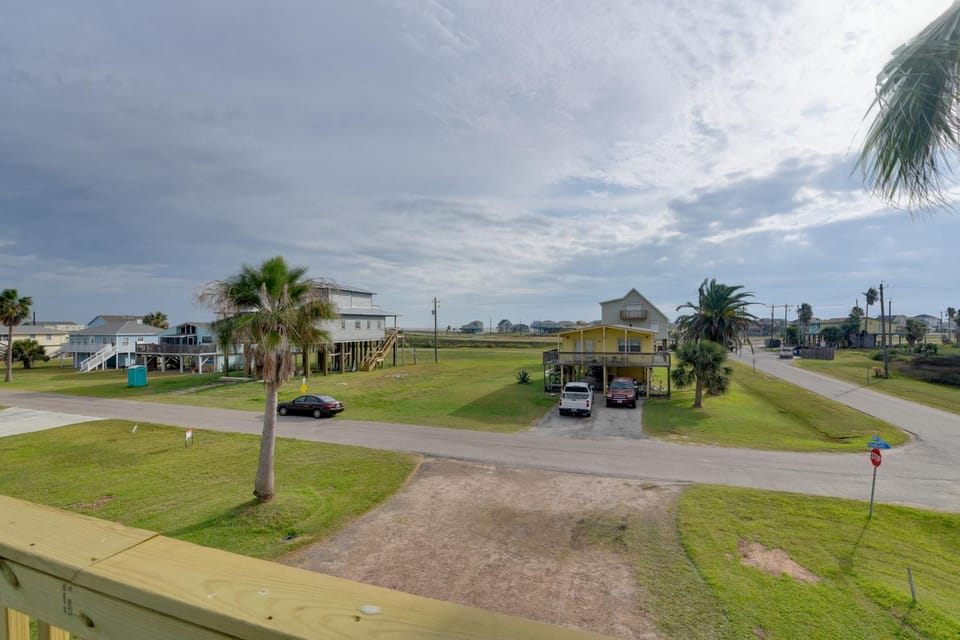 Near Boat Ramp: Home w/ Deck & Grill in Freeport House in Alvin