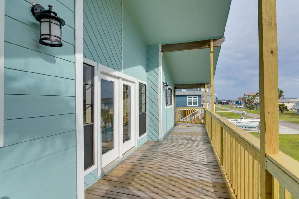 Near Boat Ramp: Home w/ Deck & Grill in Freeport House in Alvin