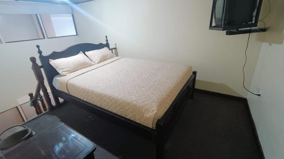 Bed, TV and multimedia, Bedroom