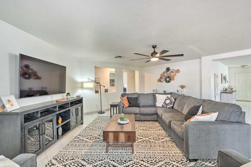 2 Mi to State Farm Stadium! Family-Friendly Home House in Phoenix