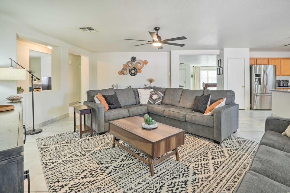 2 Mi to State Farm Stadium! Family-Friendly Home House in Phoenix