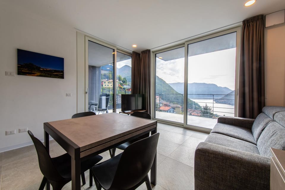 Living room, Lake view