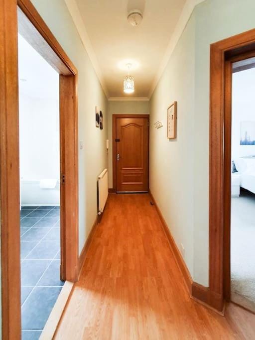 Parkgate Apartment - Near M90, Amazon, Edinburgh Apartment in Scotland