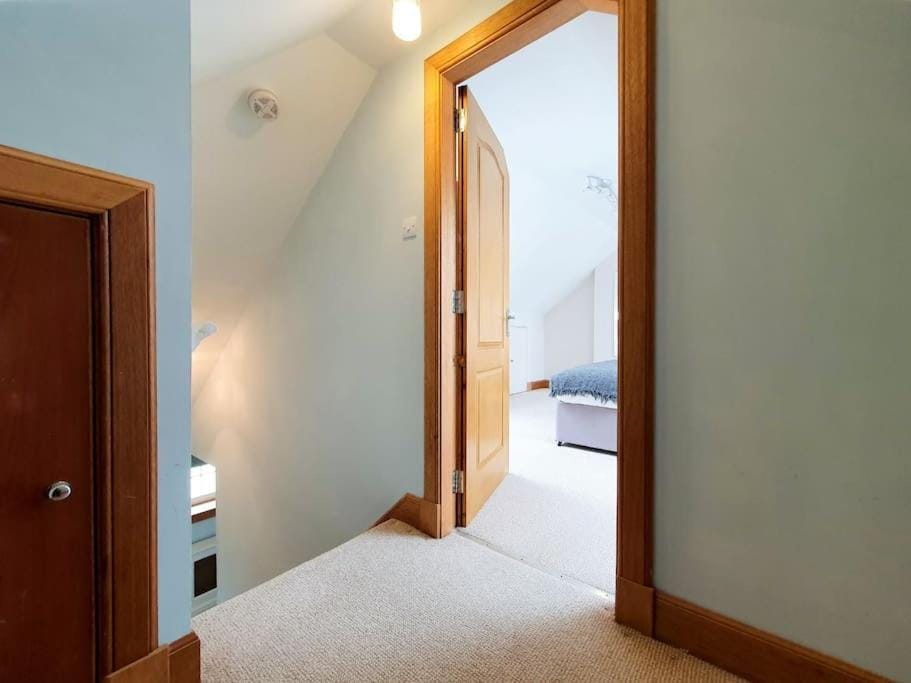 Parkgate Apartment - Near M90, Amazon, Edinburgh Apartment in Scotland