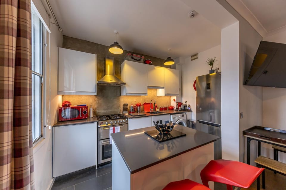 University and Central Edinburgh Apartment in Edinburgh