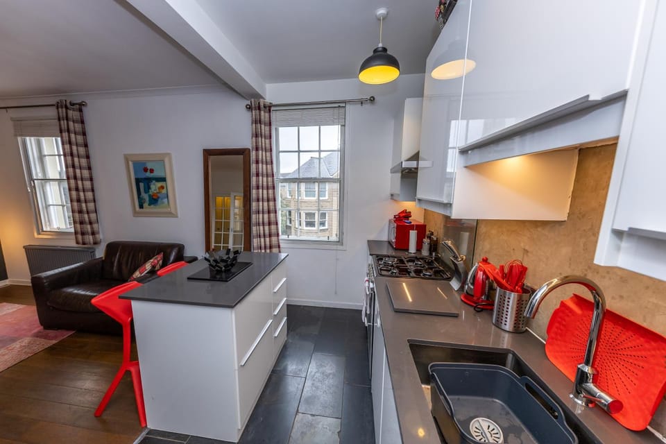 University and Central Edinburgh Apartment in Edinburgh