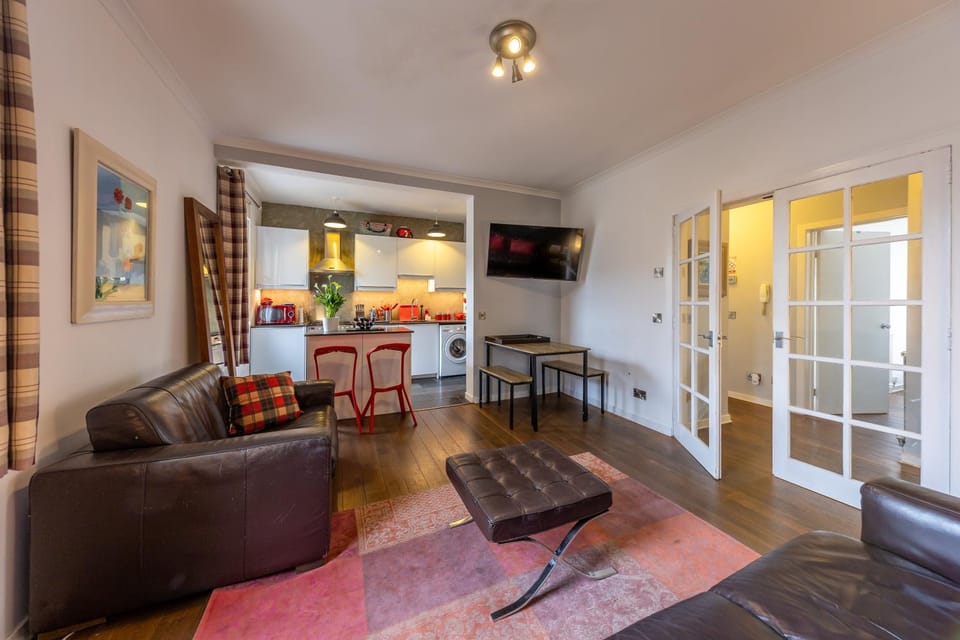 University and Central Edinburgh Apartment in Edinburgh