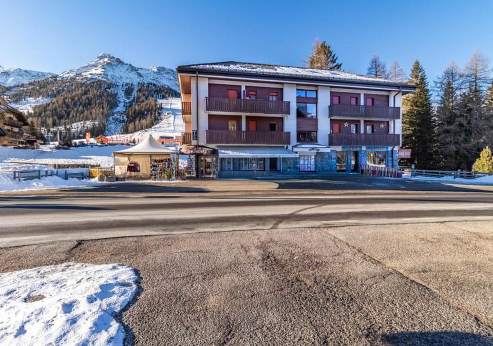 Property building, Natural landscape, Winter, Skiing, Skiing, View (from property/room)