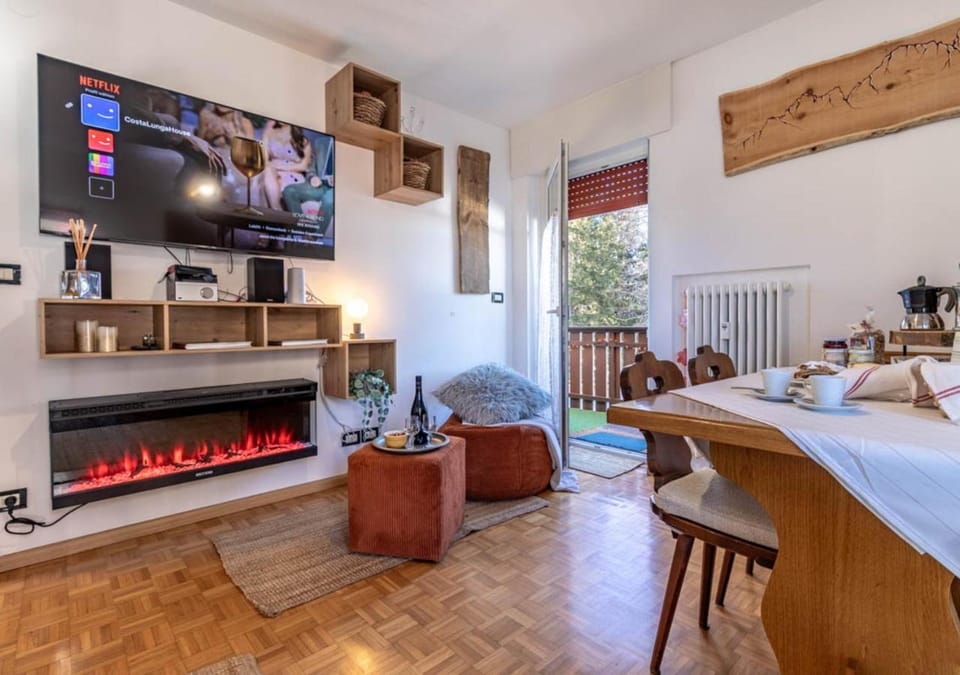 TV and multimedia, Living room, Seating area, Dining area, Evening entertainment