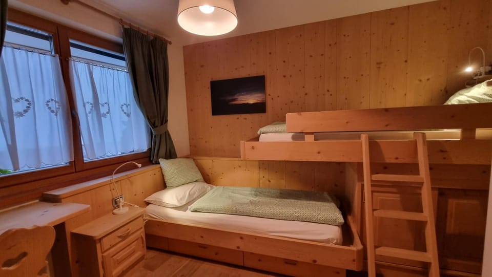 Bedroom, bunk bed