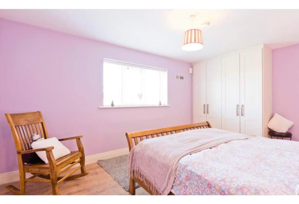 Photo of the whole room, Seating area