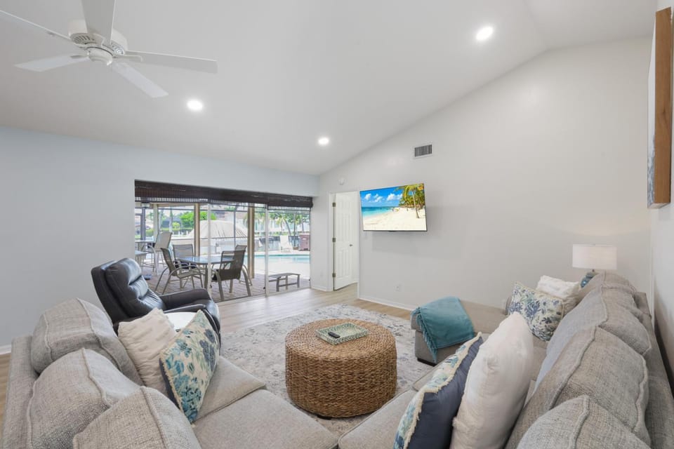 Direct boating access home with pool spa and billiards House in Marco Island