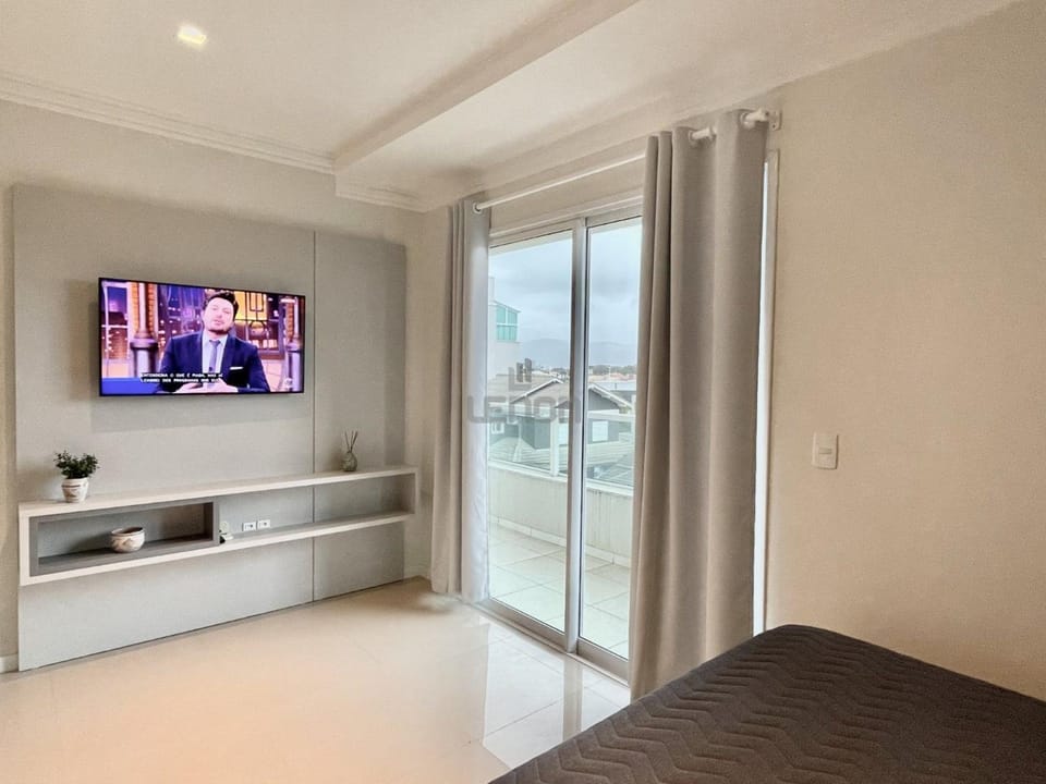 TV and multimedia, View (from property/room), Balcony/Terrace, Photo of the whole room, Decorative detail, Bedroom
