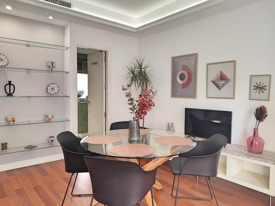 TV and multimedia, Living room, Seating area, Dining area