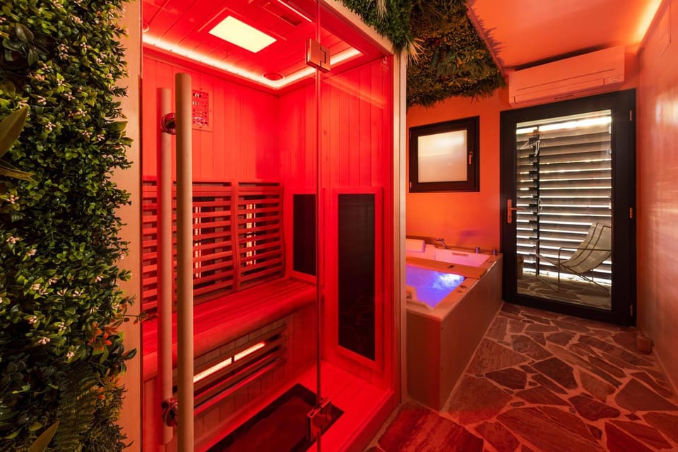 Hot Tub, Sauna, Bathroom, Balcony/Terrace