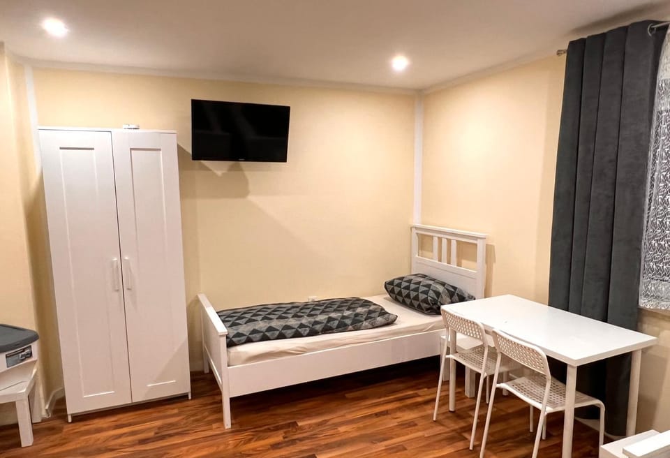 Bed, TV and multimedia, Living room, Photo of the whole room, Seating area, Dining area, Bedroom, wardrobe