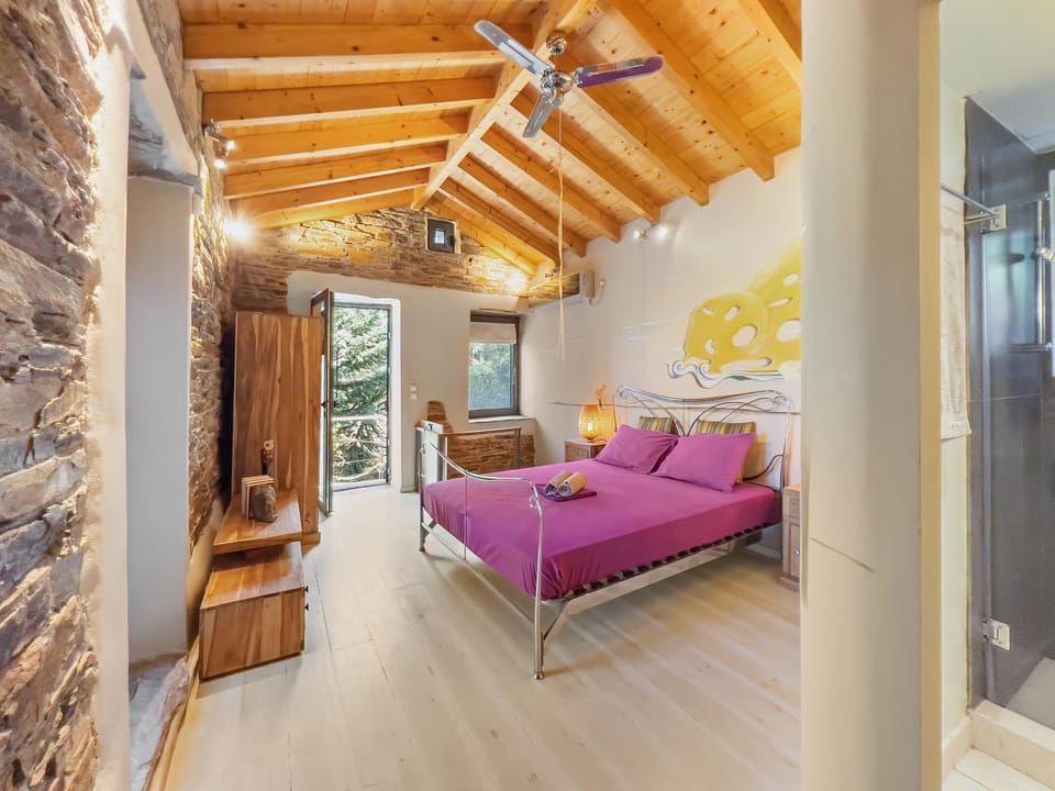 Bed, Living room, Photo of the whole room, Seating area, Bedroom, wardrobe