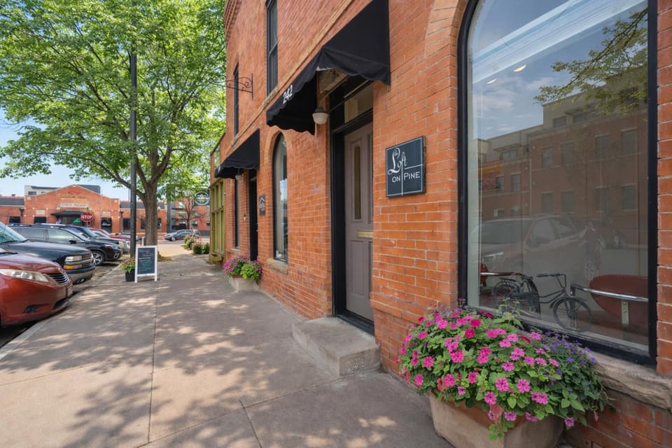 Property building, Facade/entrance, Day, Neighbourhood, Parking