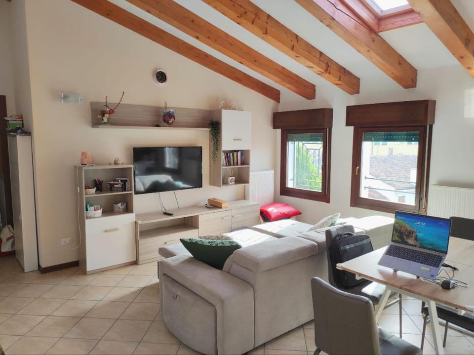 TV and multimedia, Living room, Seating area, Dining area