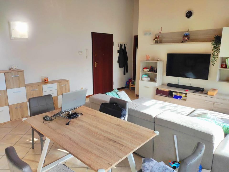 Communal lounge/ TV room, Bed, TV and multimedia, Living room, Photo of the whole room, Dining area, Evening entertainment, hair dresser