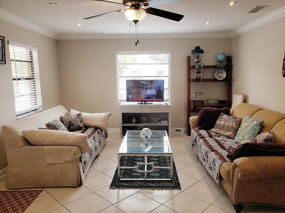 TV and multimedia, Living room, Seating area, Evening entertainment, fireplace