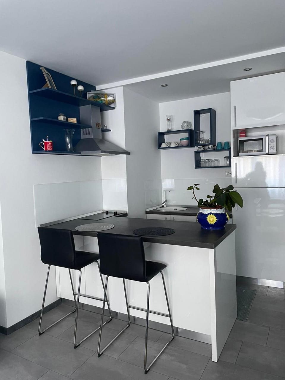 Kitchen or kitchenette, minibar, stove