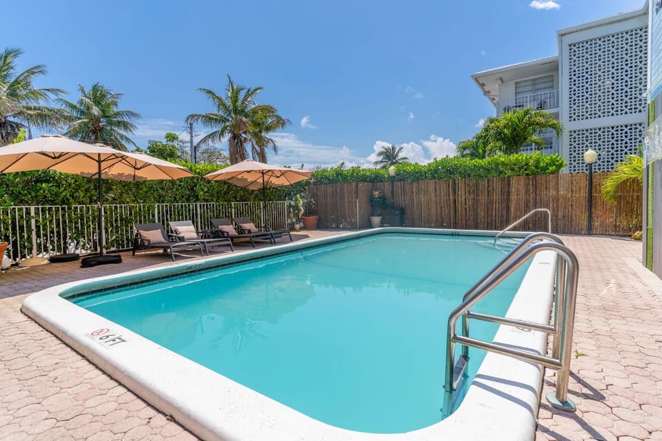 Balcony/Terrace, Pool view, Swimming pool, sunbed