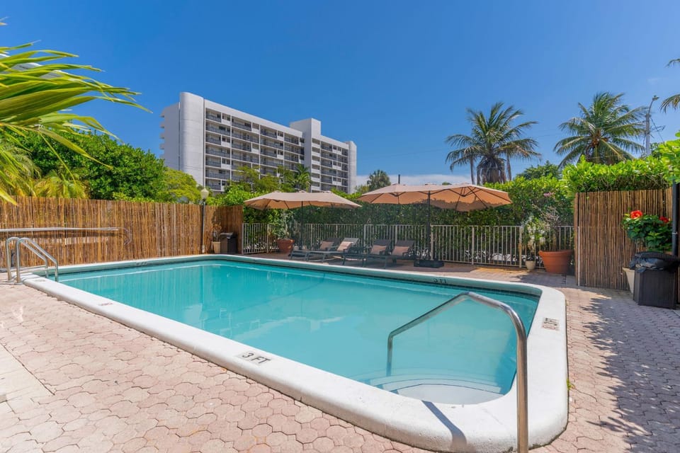 Balcony/Terrace, Pool view, Pool view, Swimming pool, sunbed