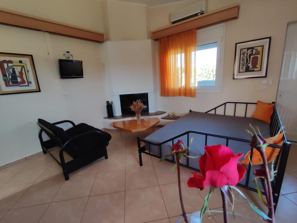 Bed, TV and multimedia, Living room, Seating area, Bedroom
