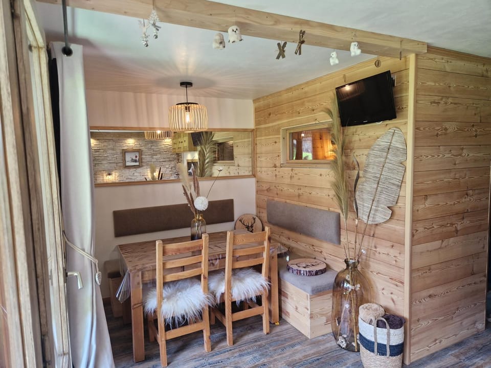 TV and multimedia, Dining area