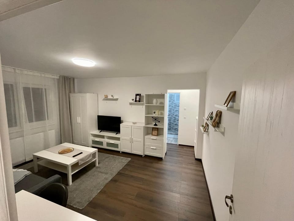 Communal lounge/ TV room, Bed, TV and multimedia, Living room, Photo of the whole room, Evening entertainment
