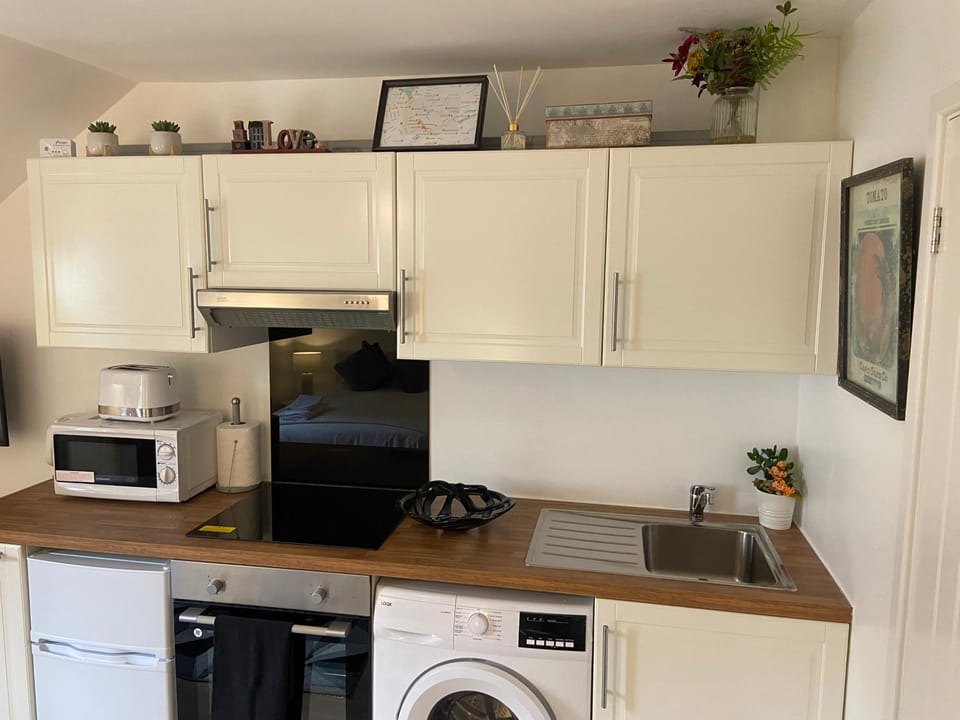 London Studio Self Contained, Newly Furbished Apartment in City of Westminster