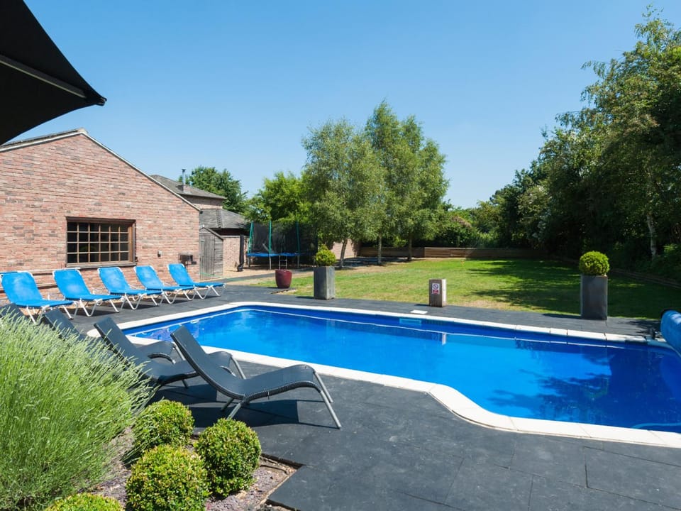 The Old Mill, 7 storey,, dog friendly outdoor pool & bbq House in England