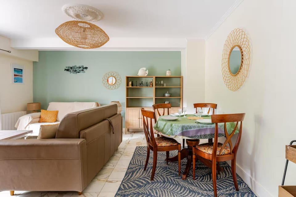 Seating area, Dining area