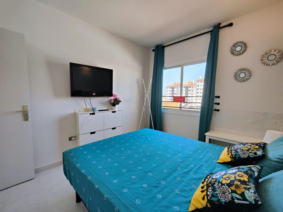 Bed, TV and multimedia, Photo of the whole room, Bedroom