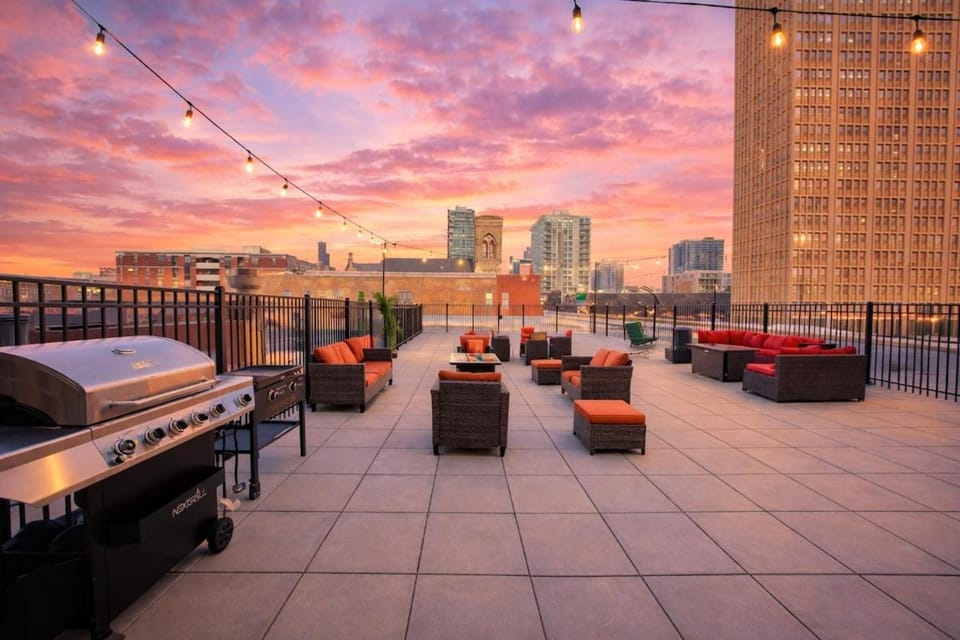 Cozy 2BR South Loop Condo with Optional Parking and Gym Near McCormick Place, Public Transit & City Hotspots Apartment in South Loop