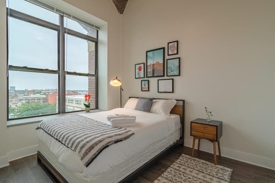 Cozy 2BR South Loop Condo with Optional Parking and Gym Near McCormick Place, Public Transit & City Hotspots Apartment in South Loop