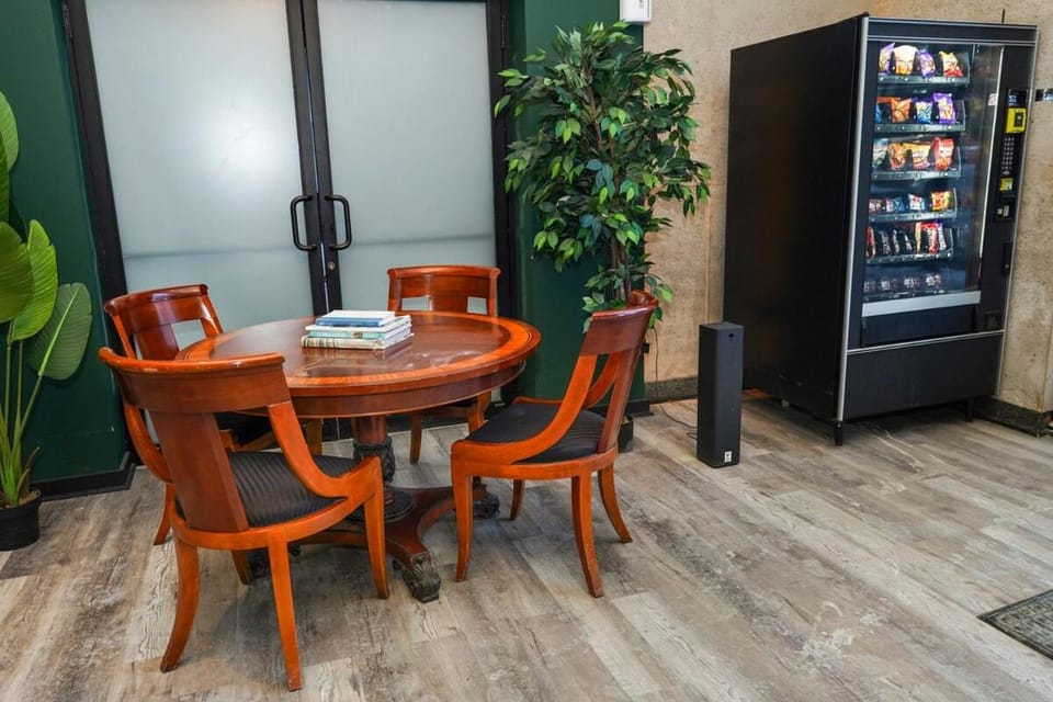 Cozy 2BR South Loop Condo with Optional Parking and Gym Near McCormick Place, Public Transit & City Hotspots Apartment in South Loop