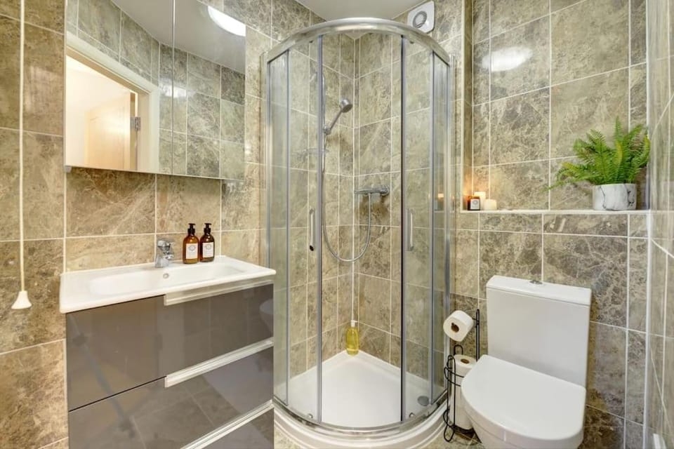 Shower, Toilet, Bathroom, bidet, towels