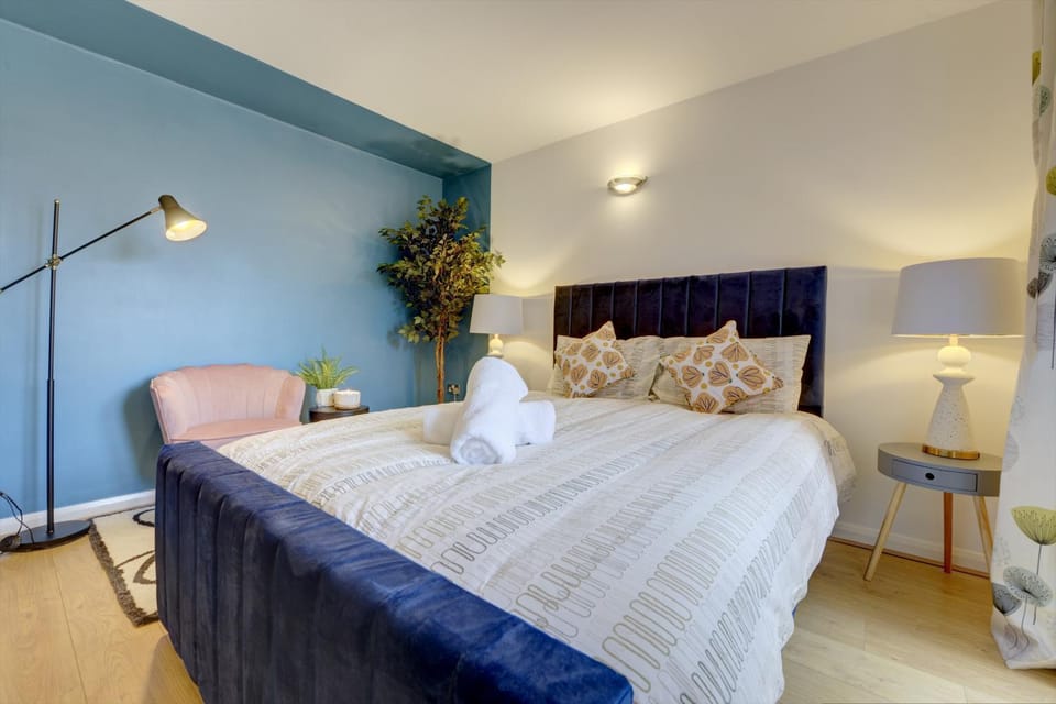Bed, Photo of the whole room, Bedroom, towels